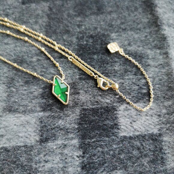 Authentic Kendra Scott Kinsley Gold Kelly Green Illusion Short Pendant Necklace - Picture 3 of 4